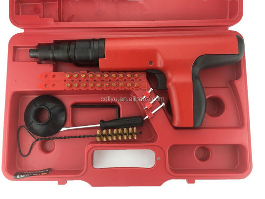 Prova la comodità di una pistola a chiodi a carico manuale semiautomatica